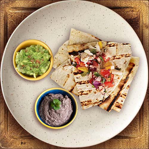 quesadillas con guacamole y porotos refritos
